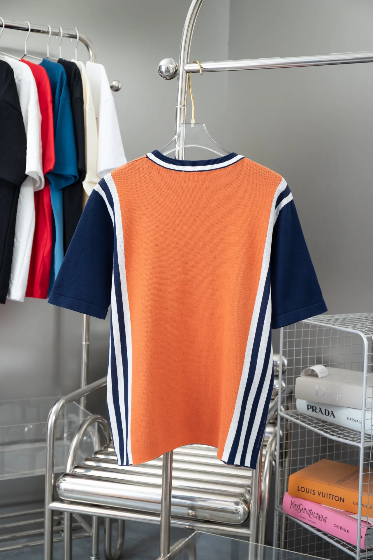 🅿️220 High-quality LV Louis 25 early spring new flame🔥wool fabric This T-shirt is made of soft cotton knitting, with contrasting colors and front and rear fading effects to convey retro sports style. The chest is decorated with brand logo jacquard texture, and delicate flame embroidery highlights the casual style. Same style for men and women S M L XL